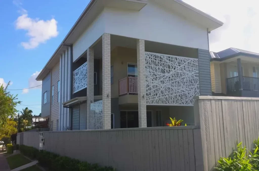 Fasad Rumah dengan Laser Cutting Motif Sarang Burung